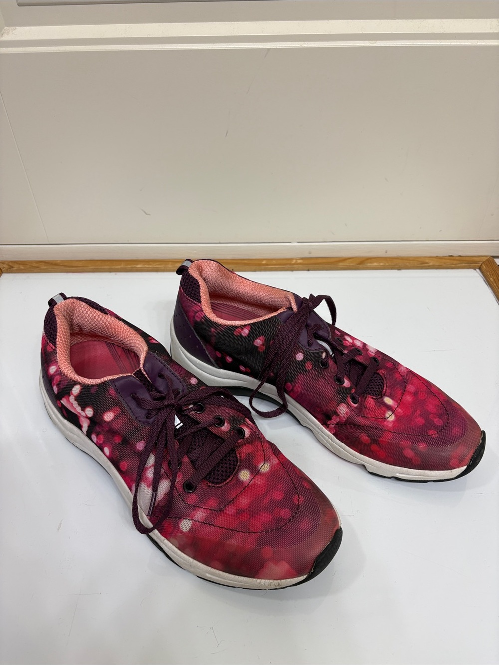 Vionic Women's Pink and Burgundy Athletic Sneakers Shoes‎